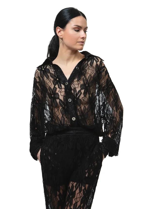 Mannequin en chemise de dentelle noire, plan taille