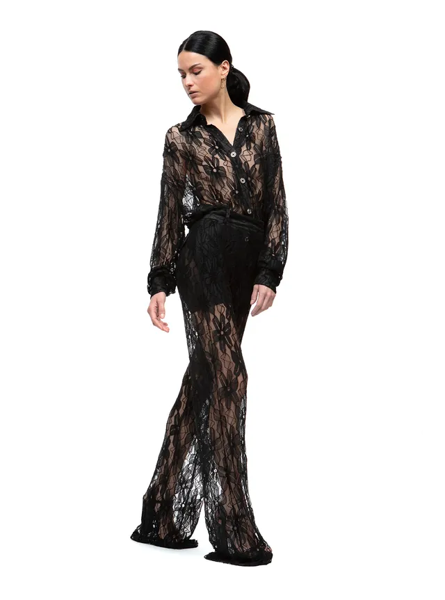 Mannequin en ensemble de dentelle noire