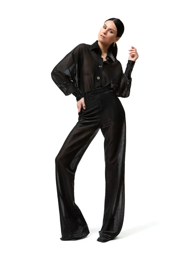 Mannequin en ensemble noir satiné