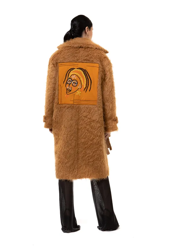 Manteau en fausse fourrure vu de dos