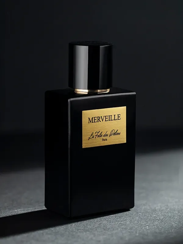 Flacon de parfum noir